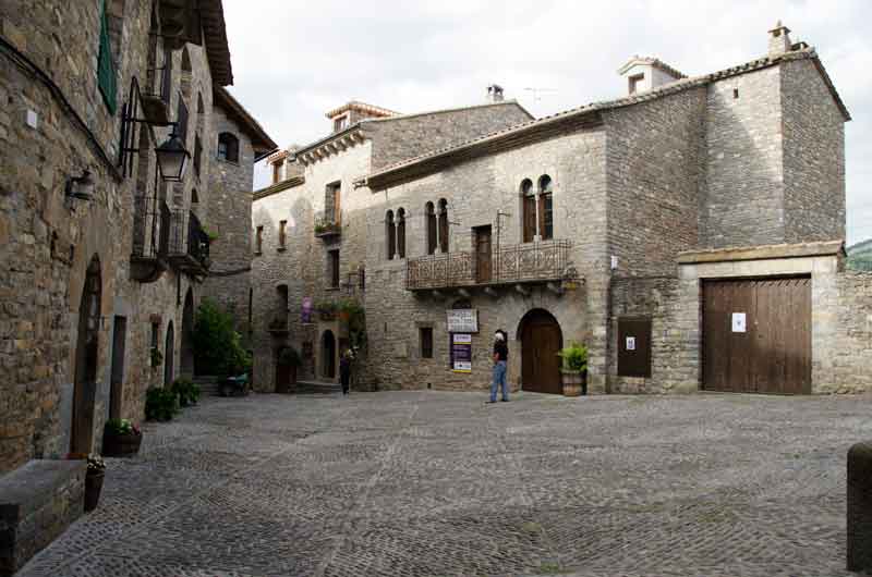 Huesca - Ainsa 10 - plaza de San Salvador.jpg